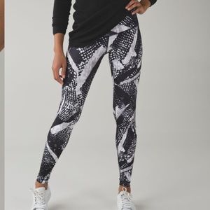 ❤️ Lululemon Wunder Under Pant III *Full-On Luon
Static Mist White Black (2)